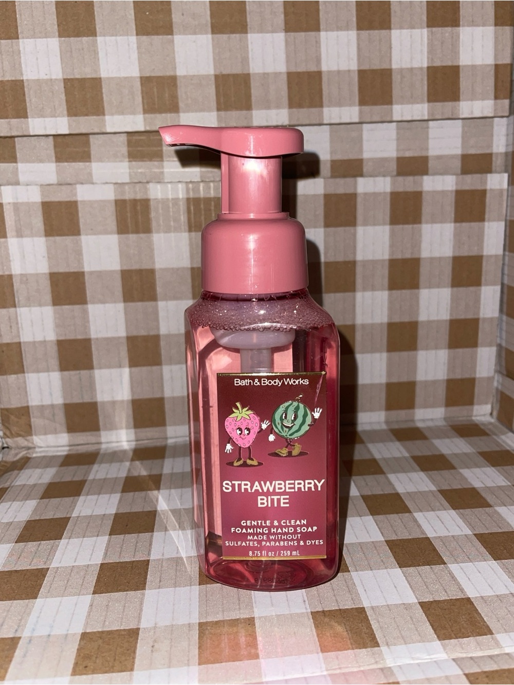 BATH & BODY WORKS STRAWBERRY BITE GENTLE & CLEAN FOAMING HAND SOAP